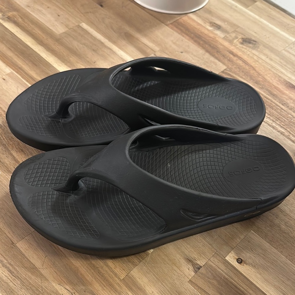 OOFOS Black Ergonomic Sandals with Contoured Footbed Mens 9 Womens 11